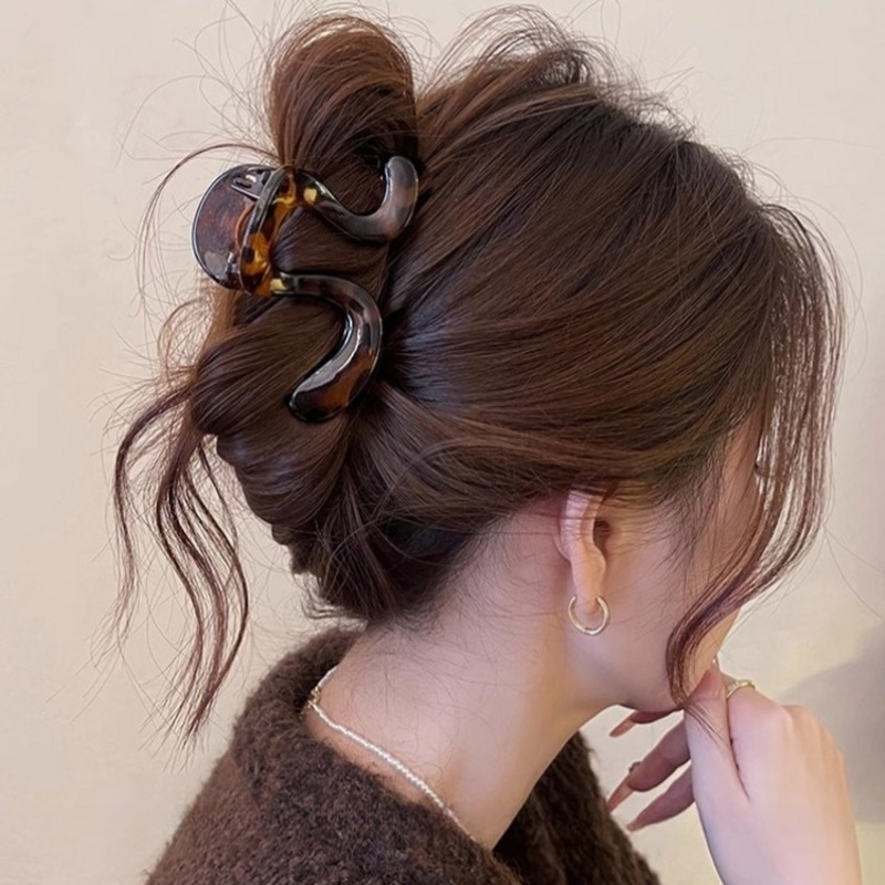 Korean geometric line grab clip, small half of the hair clip tied at the back of the head, small and high-end style, ins hair clip, high female head full figure