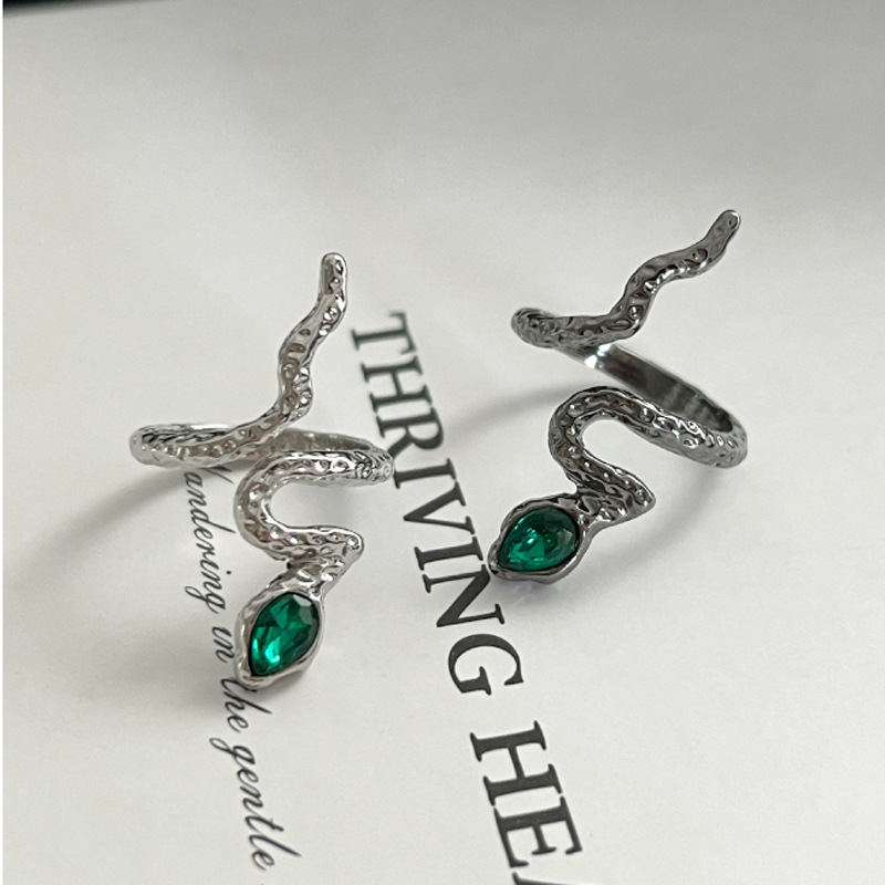 The snake-shaped niche design ring exudes a sense of luxury and sophistication for women. It is a unique open-mouted index finger ring that has become a trendy and cool trend on Instagram full figure