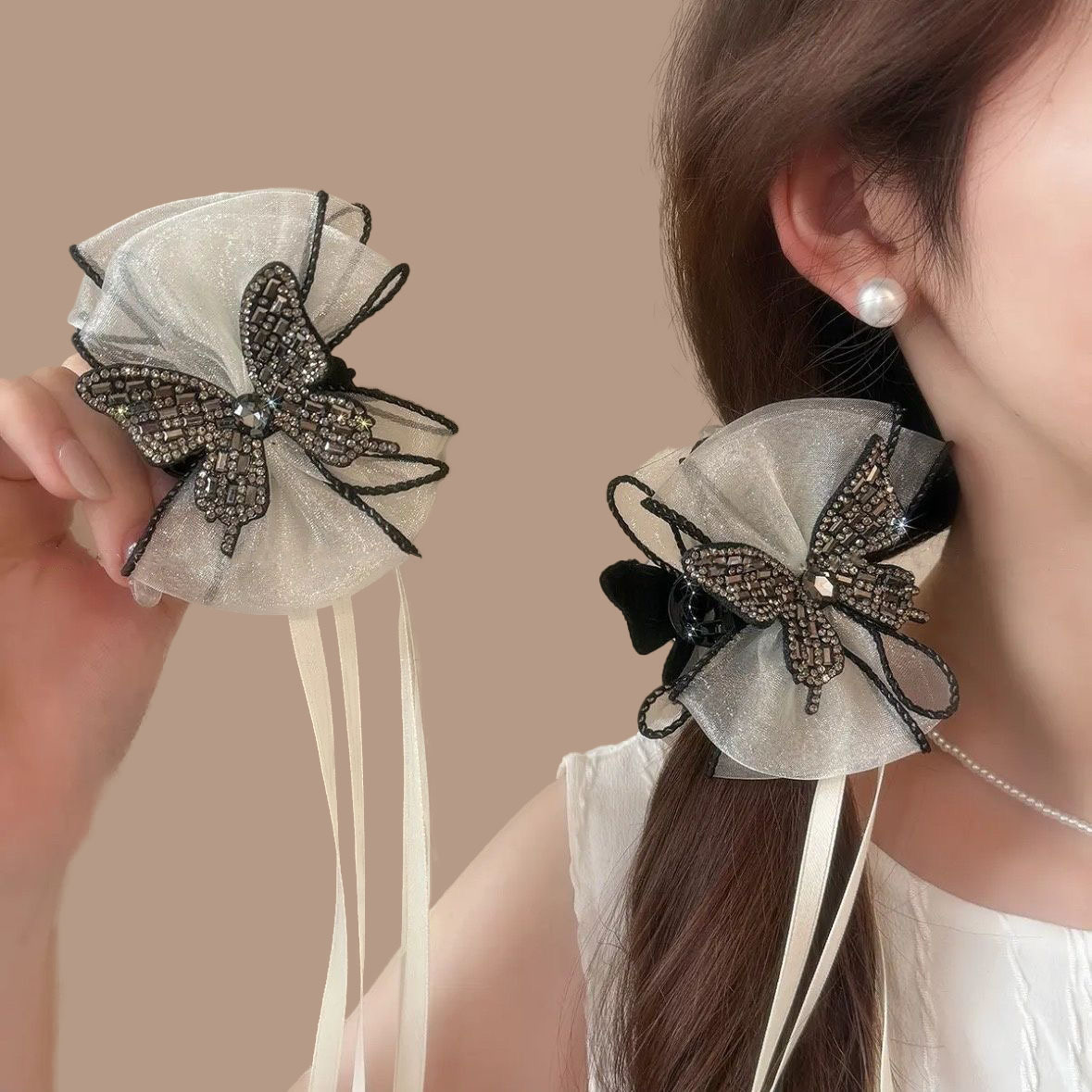 The AB side bow ribbon grab clip exudes a high-end and sweet vibe. The back of the head is a braid with a shark clip and a princess side hair clip full figure