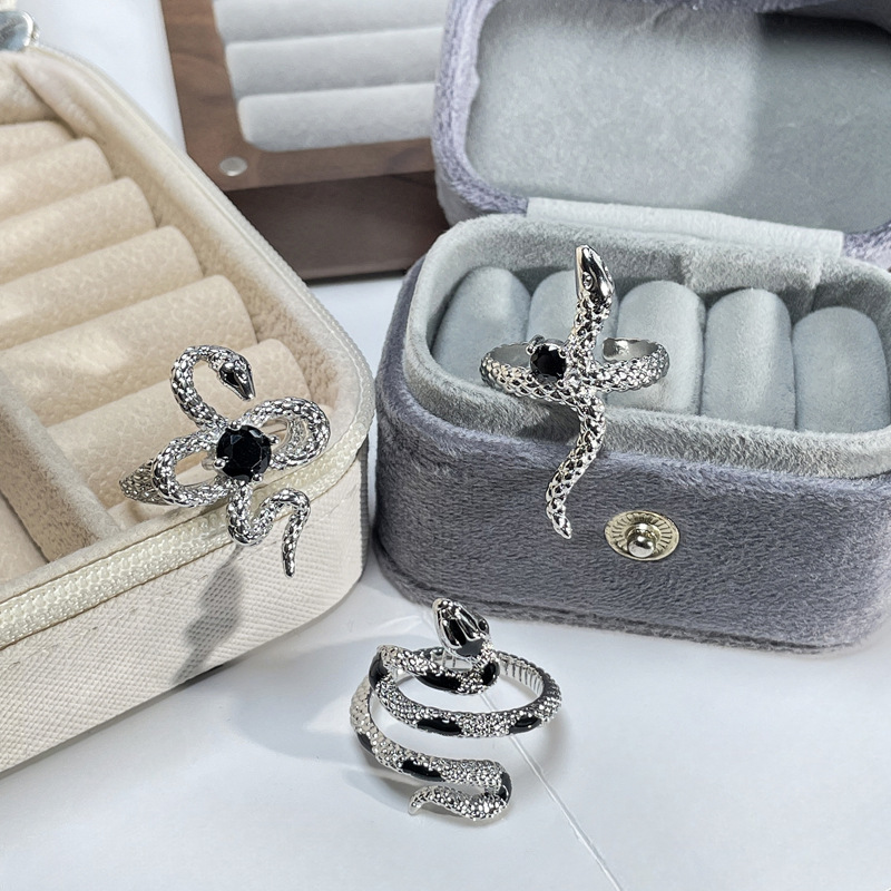 A unique and fashionable ring with a sweet and cool design for women, featuring a dark and unique pleated texture and snake-shaped opening Specification drawing