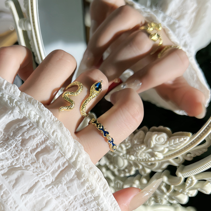 A retro Chinese trend style zodiac snake-shaped blue diamond open ring, a neutral style, fashionable, niche, versatile and high-end index ring details Picture