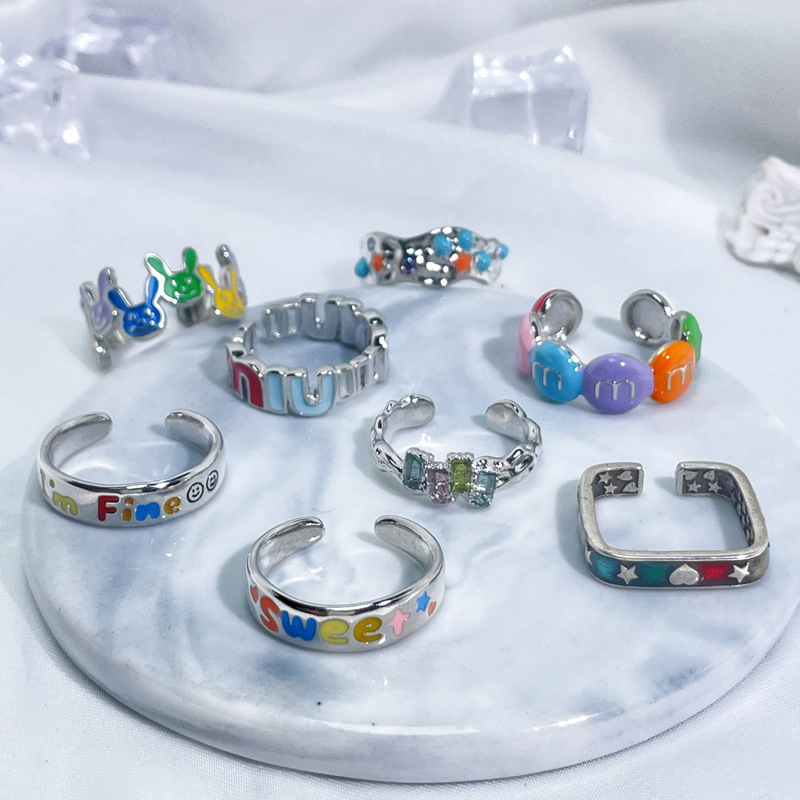 A ring with a female smiley face, lettered glaze, and a simple and cold style, with an open ring that exudes a sense of sophistication and is a niche autumn and winter accessory trend details Picture