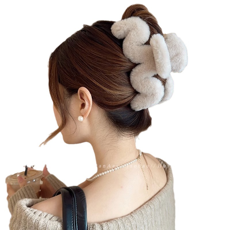 Imitation rabbit fur M letter plush clip, hair clip, women's scratch-off clip, extra-large hair volume, multiple curls, shark clip, ins high-end feel Item Picture