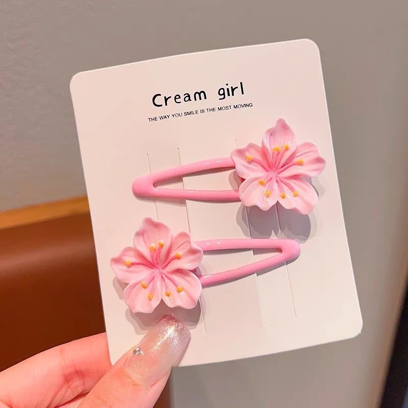 Pink cherry blossom hair clips, cute little hair clips for children and babies, flower clips, hair accessories, side bangs clips, broken hair clips, hair clips Application Scenario