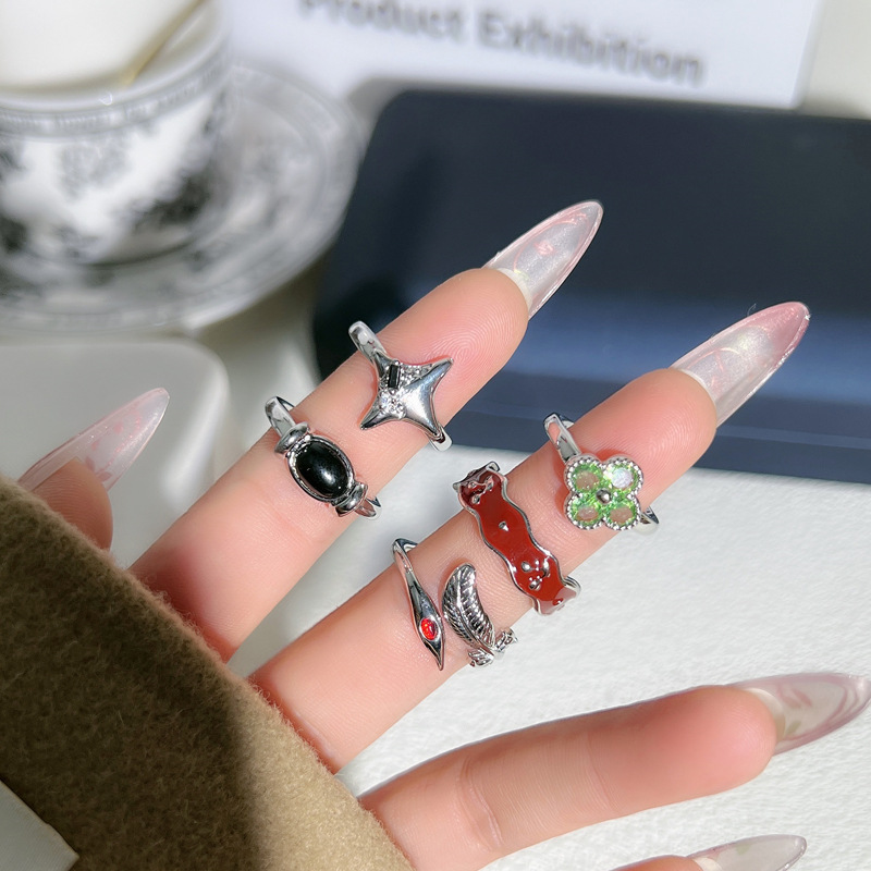 A unique and fashionable four-leaf clover starlight simple open ring with a cold and aloof female style, a niche design sense, and a refined feather ring details Picture