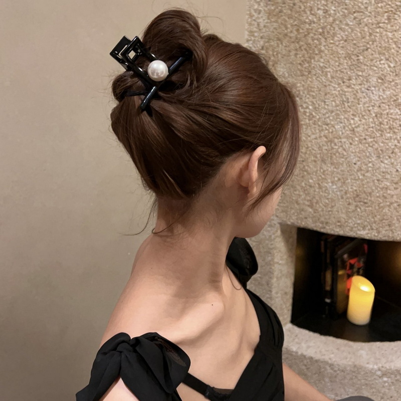 French-style pearl hair clips, high-end women's hair accessories, back head updo hair clips, new simple shark clip hair clips details Picture