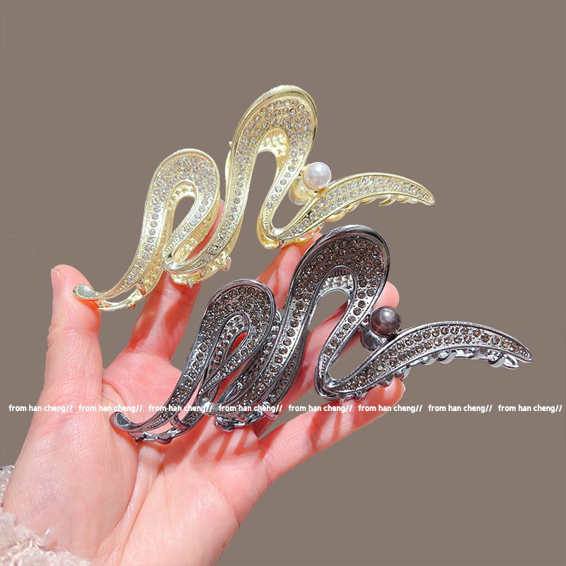 Light luxury and high-end style, simple wavy, sparkling large updo hair clip headwear, shark clip hair clip at the back of the head full figure