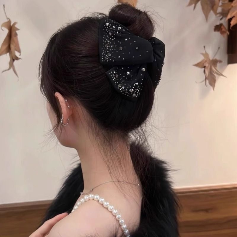 Hepburn-style hair clips for women exude a sense of sophistication and elegance. Shark clips for the back of the head, updo hair grabbers, and versatile ponytail clips as accessories Application Scenario