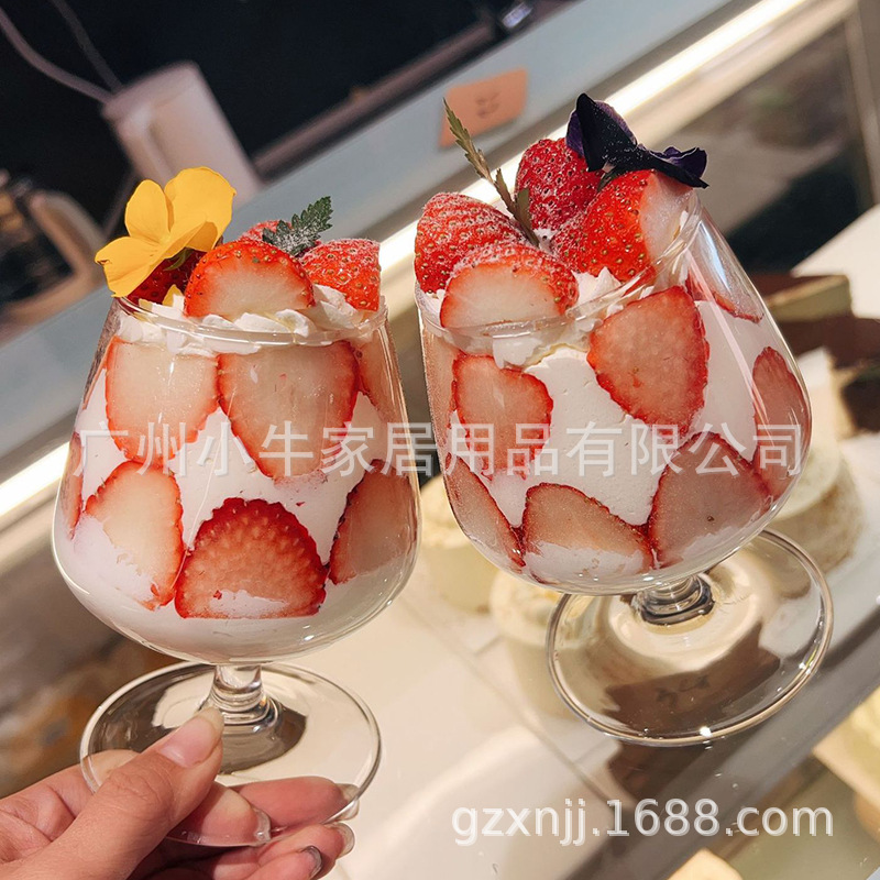 ins Strawberry Cake Red wine glass New Year's Eve Brandy glass Glass Tall stem red wine glass Cherry Cake Decorative glass full figure