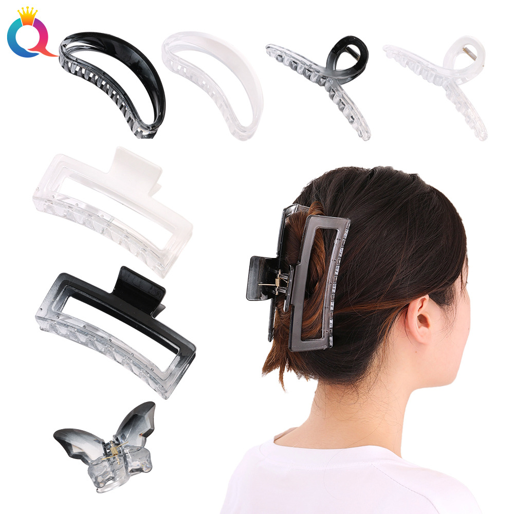 The Qiyue Korean gradient transparent black and white gripper is simple and versatile. It's a hairpin for picking up the back of the head and a shark clip full figure