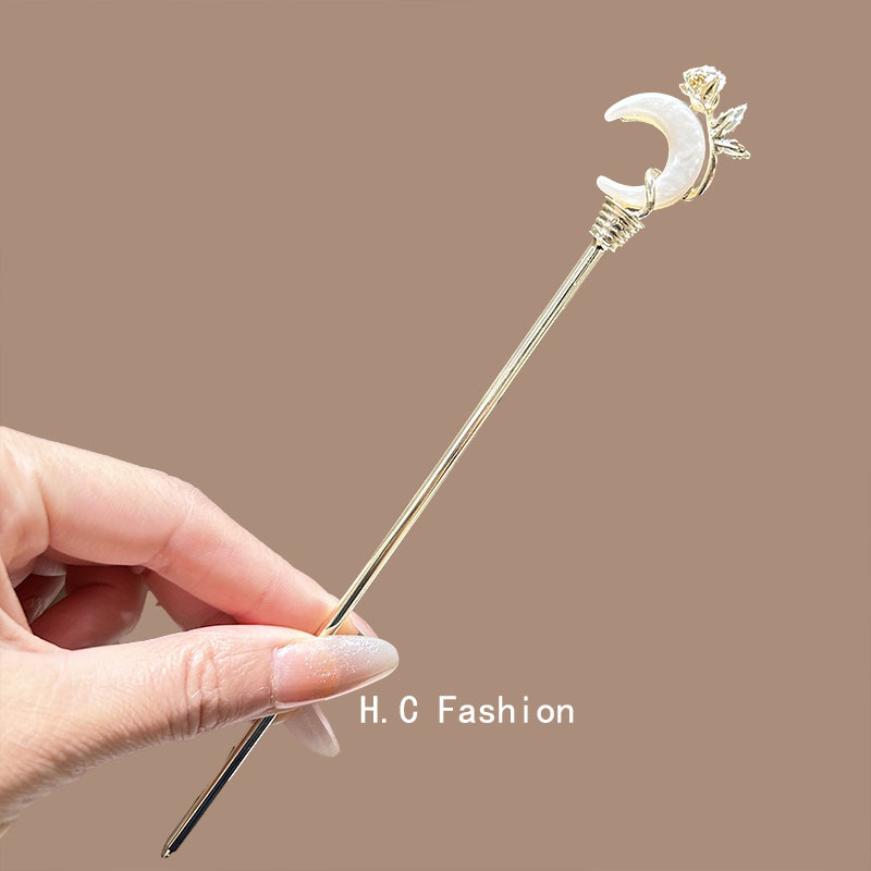 New Chinese-style personalized moon hairpin for women, a new style of elegant and high-end coiled hairpin, a modern and simple daily coiled hairpin Application Scenario