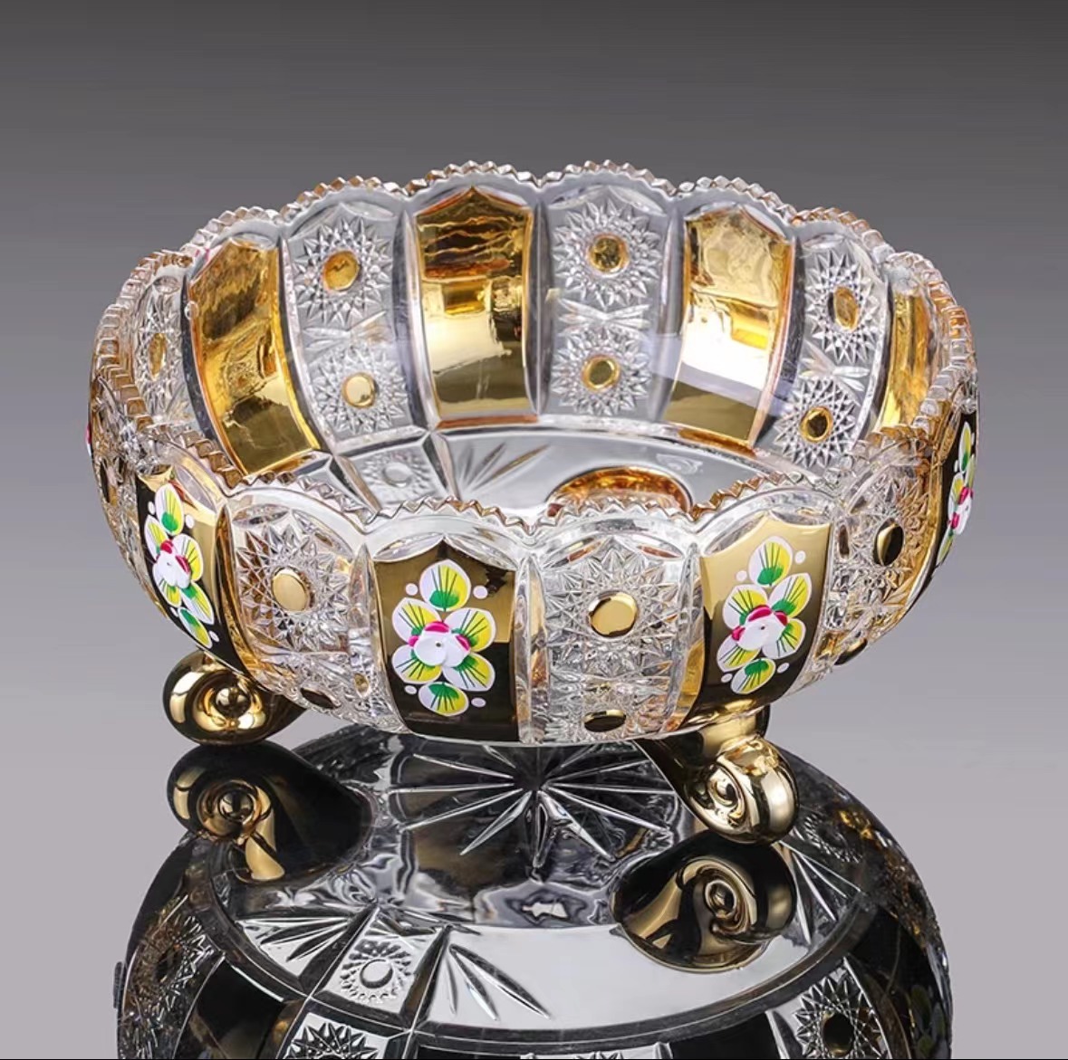 European light luxury gilded sunflower, wavy lace, large fruit bucket table, applique fruit plate, embossed and carved three-legged full figure