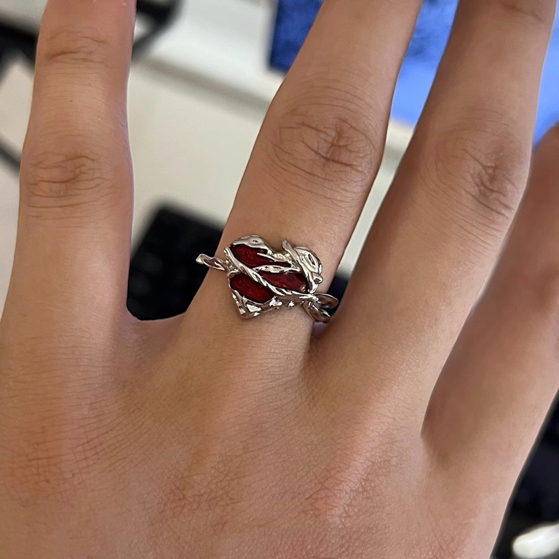 Irregular thorny red glazed heart-shaped opening ring, a unique and fashionable female hip-hop design ring with a distinctive style Specification drawing