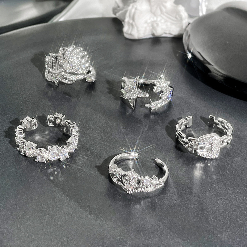 The cool and elegant style of the European and American Instagram, with a star-shaped belt buckle and an open ring, is a niche design for women and a light luxury ring full figure
