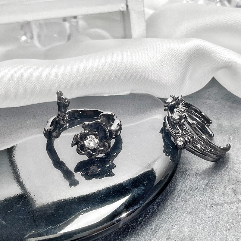 This dark and irregular flower ring with a niche design sense exudes a feminine, light luxury and high-end vibe. It's a trendy and cool ring with thorns and roses Specification drawing