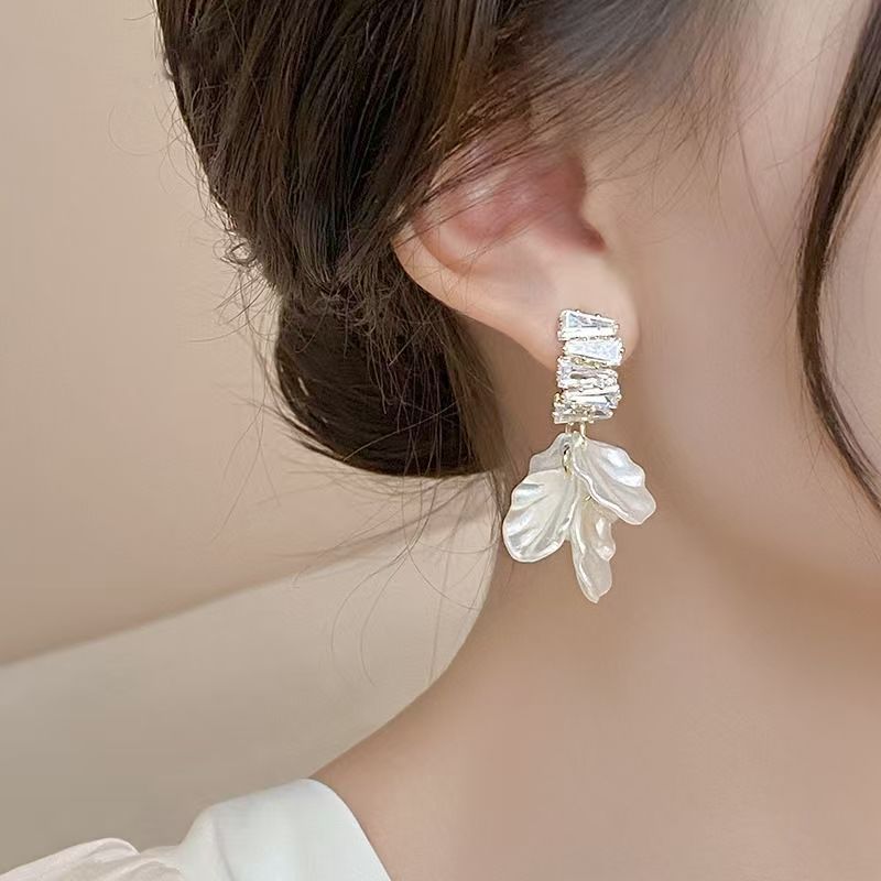 Shell flower earrings for women, 2025 new style earrings, niche design, elegant and refined stud earrings details Picture