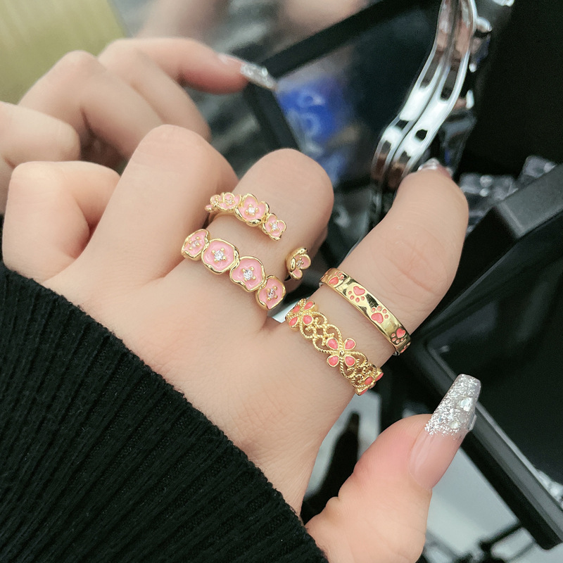 French-style hollowed-out flower glazed open ring, metal girl's niche retro cat paw simple and elegant ring Specification drawing