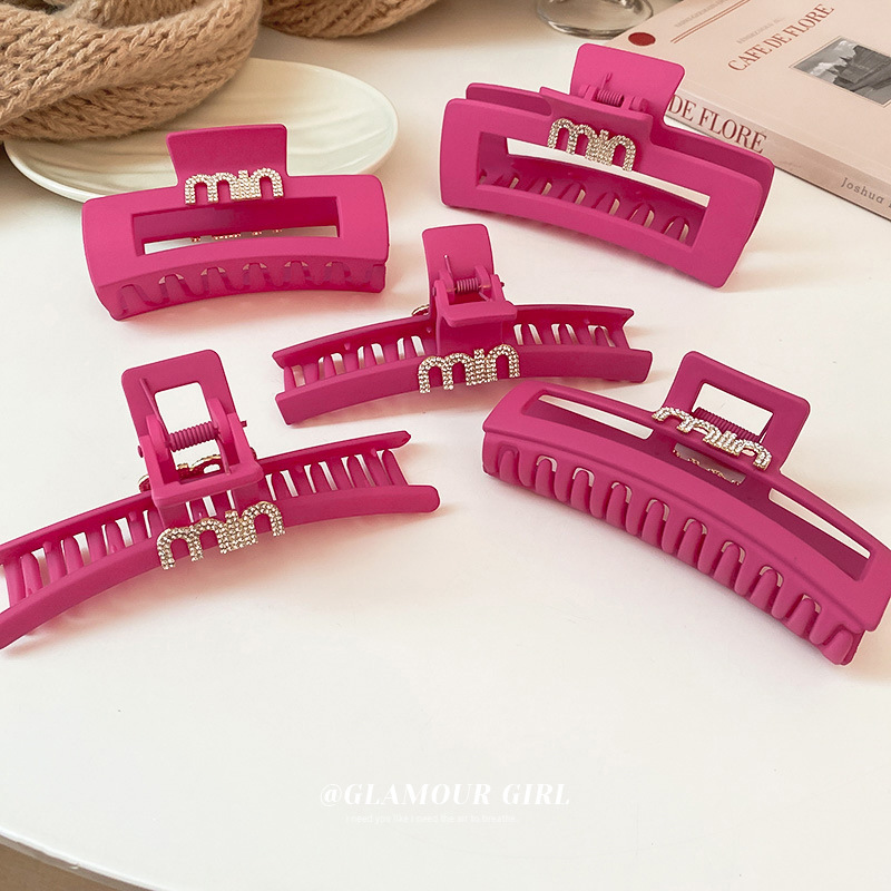 Korean pink miumiu letter hair clip, female letter grab clip at the back of the head, high-end and exquisite shark clip Specification drawing