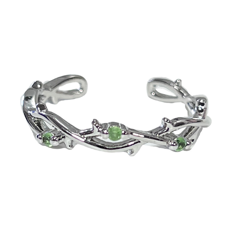 A new, fresh and light mint green diamond four-leaf clover ring with a cool and sophisticated feminine touch. It's a sweet and cool multi-layered ring trend Item Picture