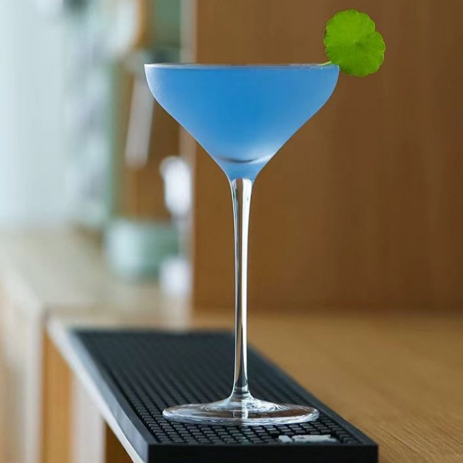 Wholesale and retail of Japanese household crystal tall saucer-shaped champagne glasses, Margarita chicken tail glass full figure