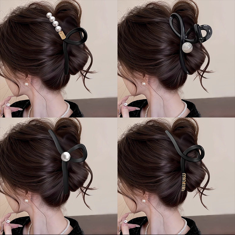 2025 New minimalist grab clip women's large size with a high-end feel and abundant hair volume. Shark clip hair clip at the back of the head to show hair volume full figure