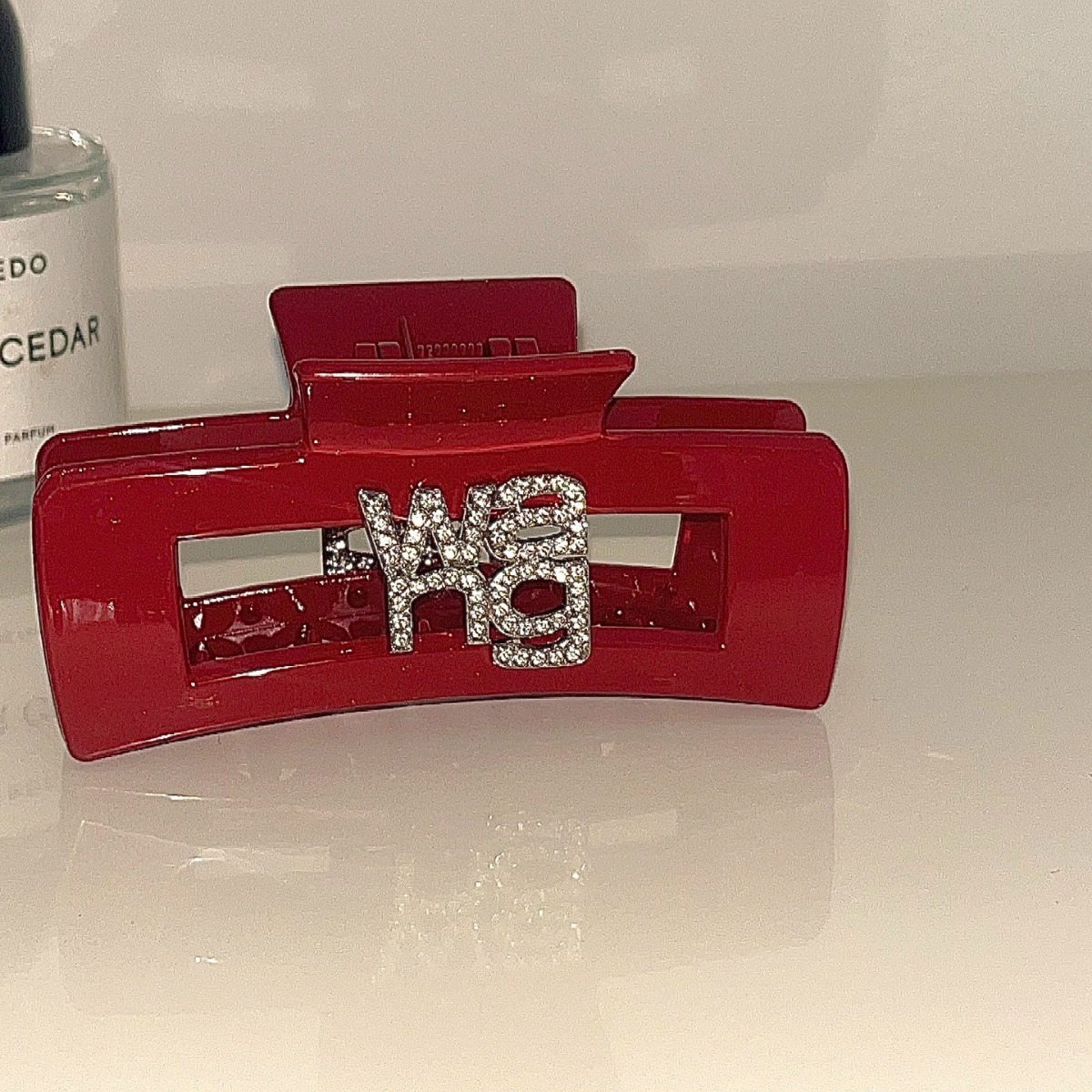 Red letter hair clips for women's spring and summer, a unique and exquisite hair accessory with a high-end feel, and a small Chanel shark clip Specification drawing