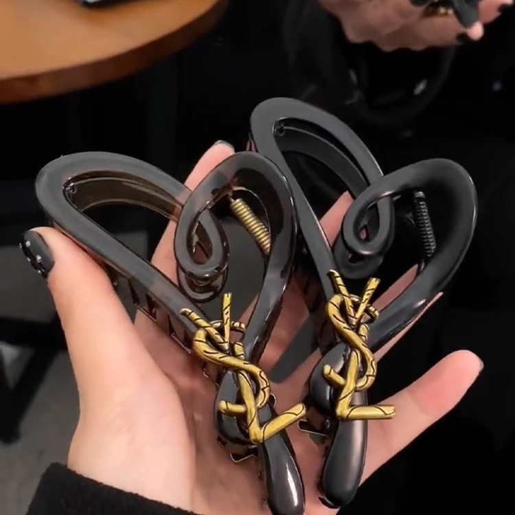 French heart-shaped ice-transparent VSL hair clip with a matte high-end feel, a new 2025 model for women, a stylish and versatile shark clip Specification drawing
