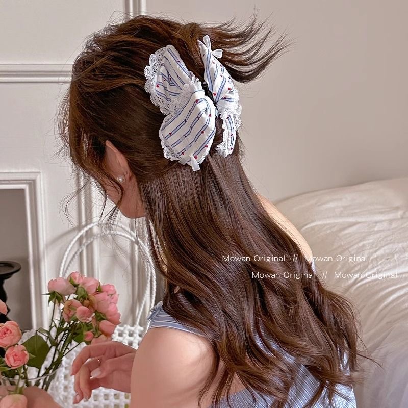 A new style of refreshing striped heart-shaped hairpin, a triangular hairpin, a large shark clip, and a semi-curly hair clip details Picture