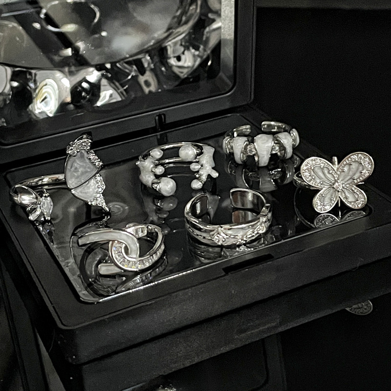 This exquisite and elegant butterfly drop glaze ring exudes a sweet, cool, and high-end vibe. It is a light luxury, fashionable, versatile, and trendy accessory Application Scenario