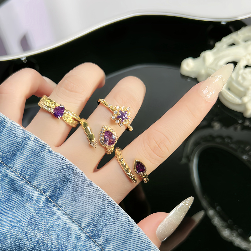 A purple diamond star snake-shaped opening ring with a mid-season autumn and winter atmosphere for women on Instagram. It has a cold style and a sweet and cool quality, making it an index finger full figure