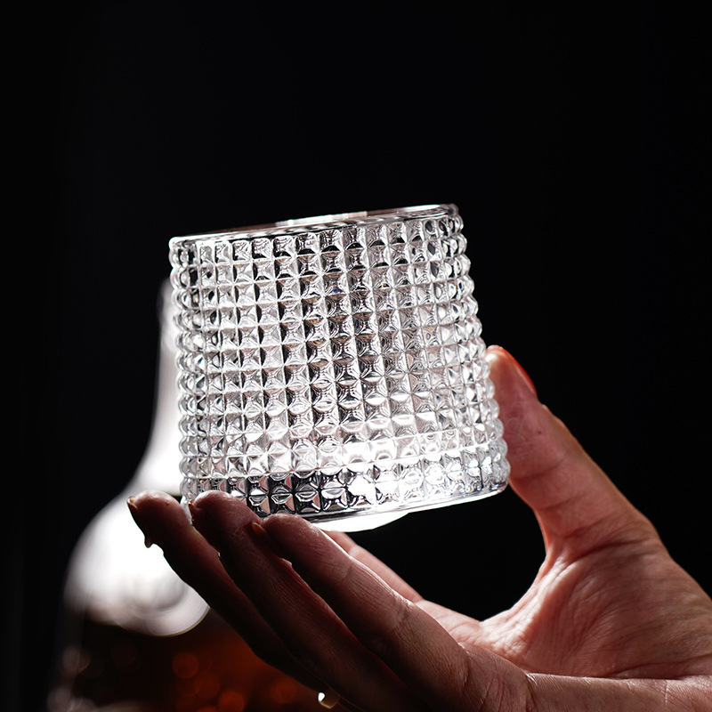 Wholesale of Japanese-style rotating whisky glasses, high-end glass wine glasses, untophable dolls, 260ml beer glasses and rotating cups full figure