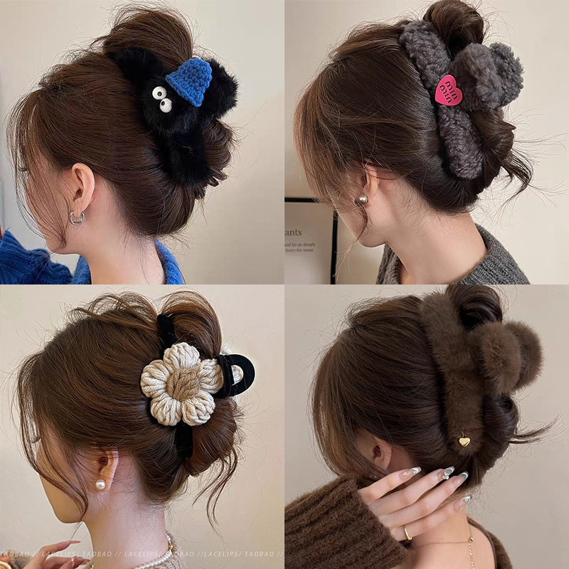 Heart-shaped plush grab clip, large hair clip for women, 2025 new style, high-end and elegant shark clip, winter hair accessory full figure
