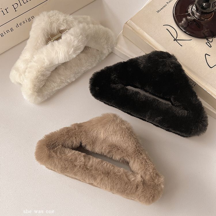 Korean minimalist plush triangular hair clips and hair accessories, Maillard fur grab plate, high-end and exquisite hair clips Specification drawing