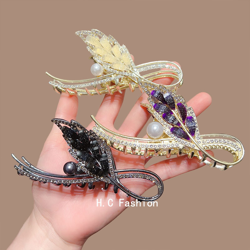 The high-end phoenix-tail feather grappling clip exudes a light luxury and elegant charm. The back of the head is coiled with shark clips and hairpins full figure
