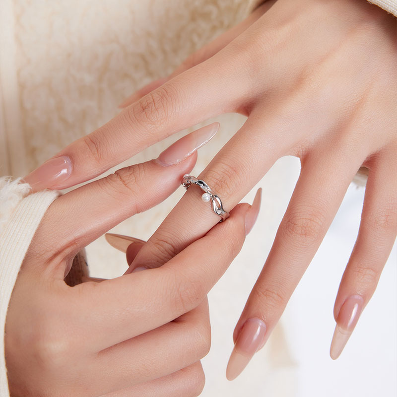 This niche design exudes a sense of sophistication and simplicity. It's an open ring with a feminine texture and a touch of light luxury. It's a personalized ring for daily commuting details Picture