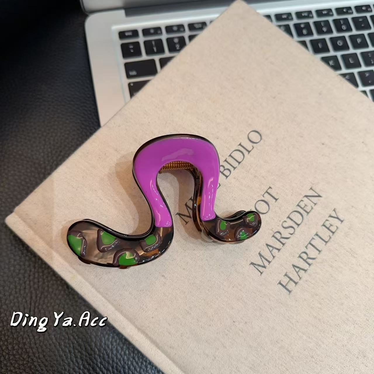 Large-sized painted irregular geometric hair clips, feminine shark clips, hair clips at the back of the head, headwear, hair clips, hair accessories Application Scenario