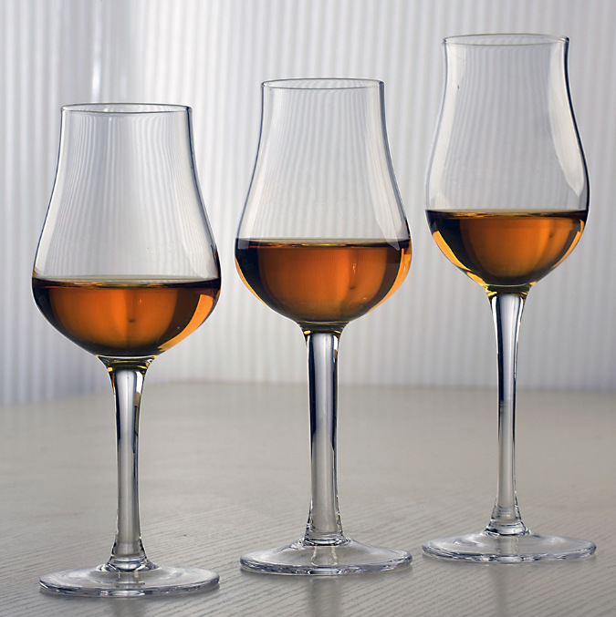 Crystal glass aroma glass, tasting glass, sweet wine glass, tall red wine glass, tulip glass, foreign wine glass, white grape full figure