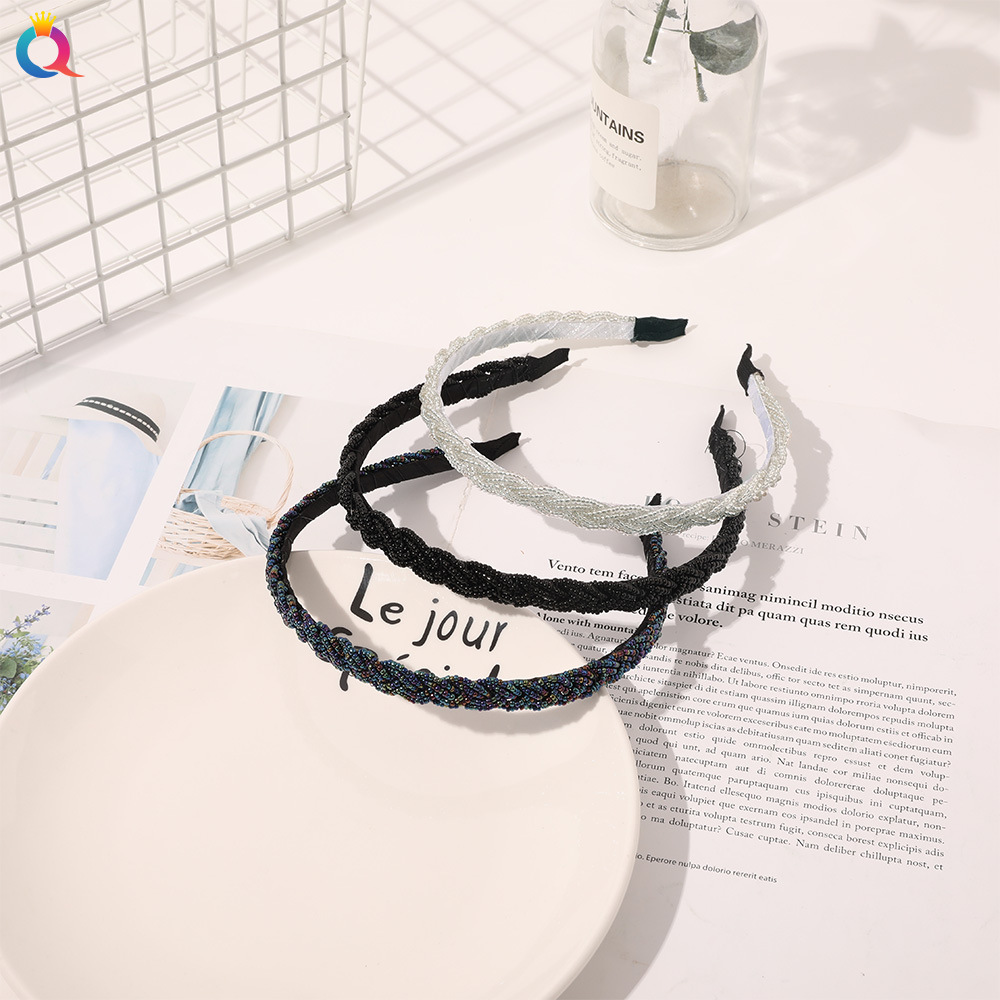 Qiyue Cross-border's new fashionable hand-woven rice bead headband, simple and versatile braided hair band, hairpin and hair accessory for women Application Scenario
