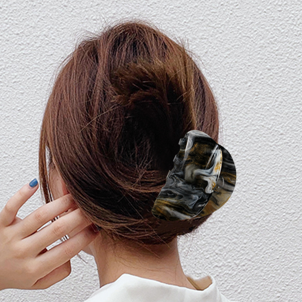 Wholesale of Qiyue Cross-border Korean version hair clips, candy color plates, hair clips, acetate shark clips, acrylic grab clips, and hair accessories Application Scenario