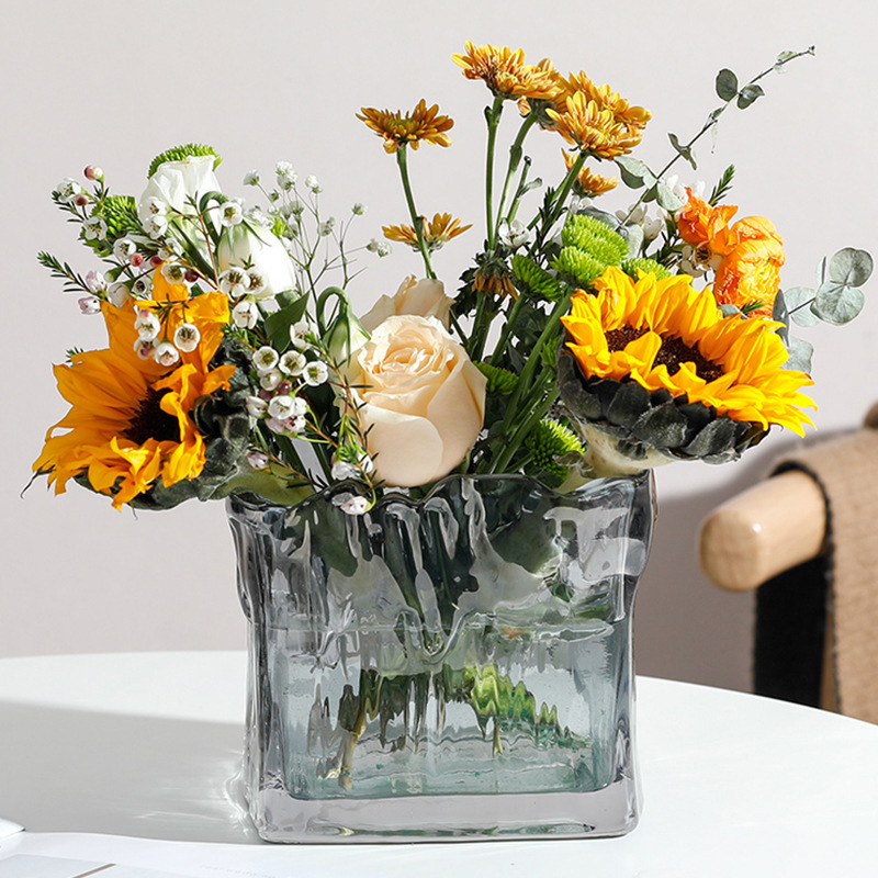 Factory sales of concave-convex texture, thick crystal ice sculpture, hydroponic dried flower glass square vases, flower POTS, and aromatherapy vessels Application Scenario