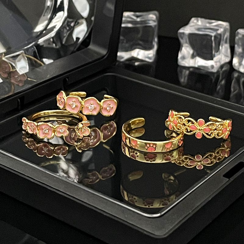 French-style hollowed-out flower glazed open ring, metal girl's niche retro cat paw simple and elegant ring details Picture