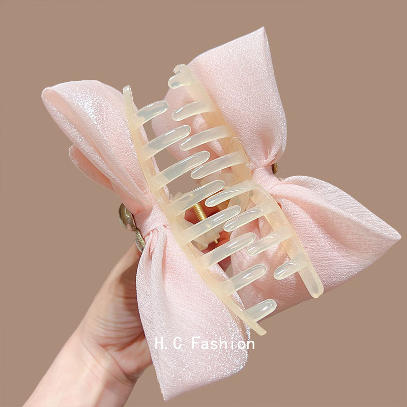 A new large-sized, elegant and stylish bow clip, a high-end organza hair clip for the back of the head Application Scenario