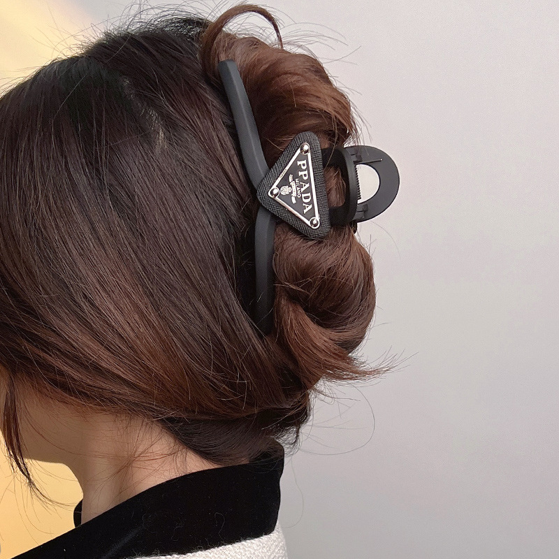 Black triangular letter P family hair clip for women, large size, high-end style, new simple and niche shark clip and claw clip hair accessory Specification drawing