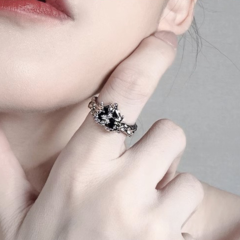 The black heart-shaped open ring set with zircon has an asymmetrical design and texture, presenting a cool and trendy dark style for both men and women Specification drawing
