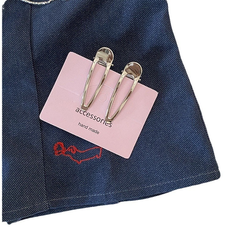 The French-style cold design with a metallic silver hair clip is simple and versatile. It features a duckbill clip and a fringe side clip for women Item Picture