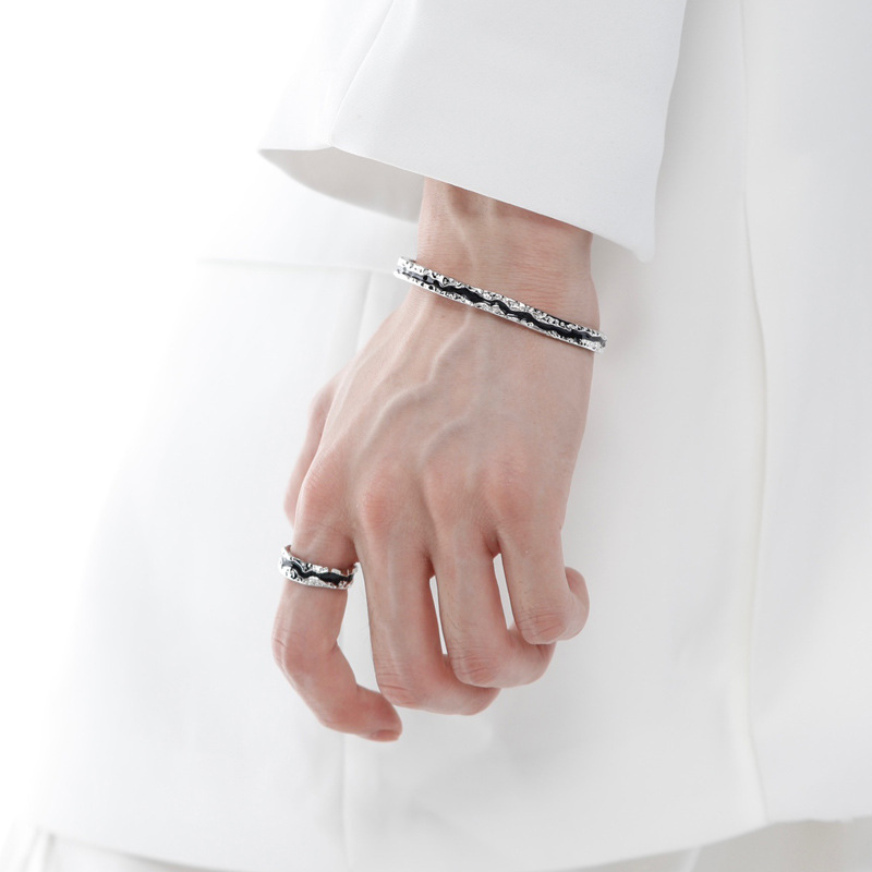 Dark style niche design sense irregular crack drip glaze bracelet, ins simple and high-end style bracelet ring for men and women Application Scenario