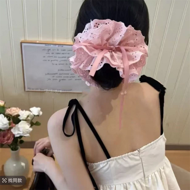The same large lace hair band as Zhao Lusi's, with double-layer lace, is a stunning French romantic hollowed-out large intestine hair accessory full figure