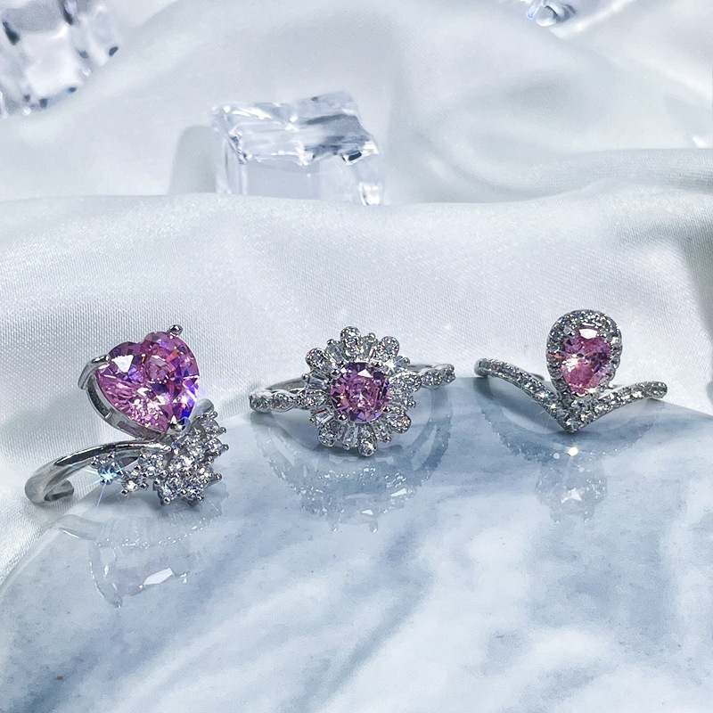 A gentle pink diamond heart-shaped zircon open-top ring with a French niche and light luxury design, a cool and sweet female style ring full figure
