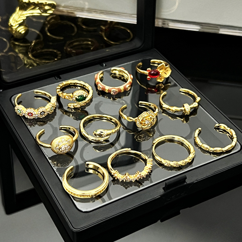 A light luxury retro golden snake-shaped exquisite open ring with a touch of glaze for women's eyes, a fashionable and elegant niche ring details Picture