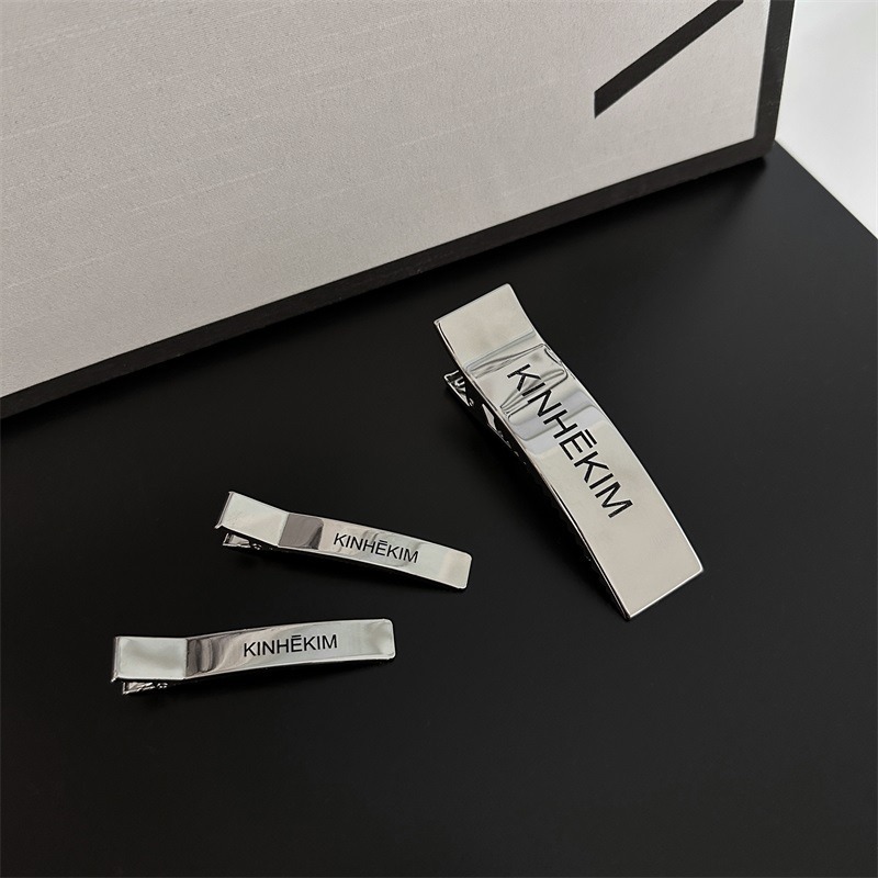 The same style hair clip as the Internet celebrity Mona, Kim letter side clip, silver metal bangs clip, ins large duckbill clip hair clip full figure
